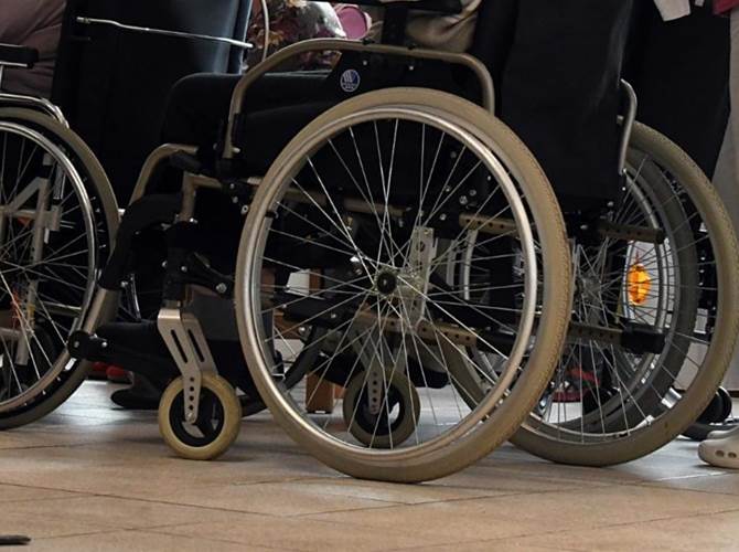 Rsa, dal primo maggio sì alle visite dei propri cari con contatto Sono state approvate dall’assessorato provinciale alla salute, congiuntamente con Apss, Spes e Upipa, le Linee guida che regolamentano le visite dei familiari agli ospiti delle Rsa. Dal prossimo primo maggio, infatti, ci sarà la possibilità di riabbracciare il proprio caro, senza barriere come quelle delle stanze degli abbracci, sempre rispettando alcune precauzioni di fondo, come il fatto di indossare sempre per i visitatori la mascherina Ffp2 e di igienizzarsi le mani.