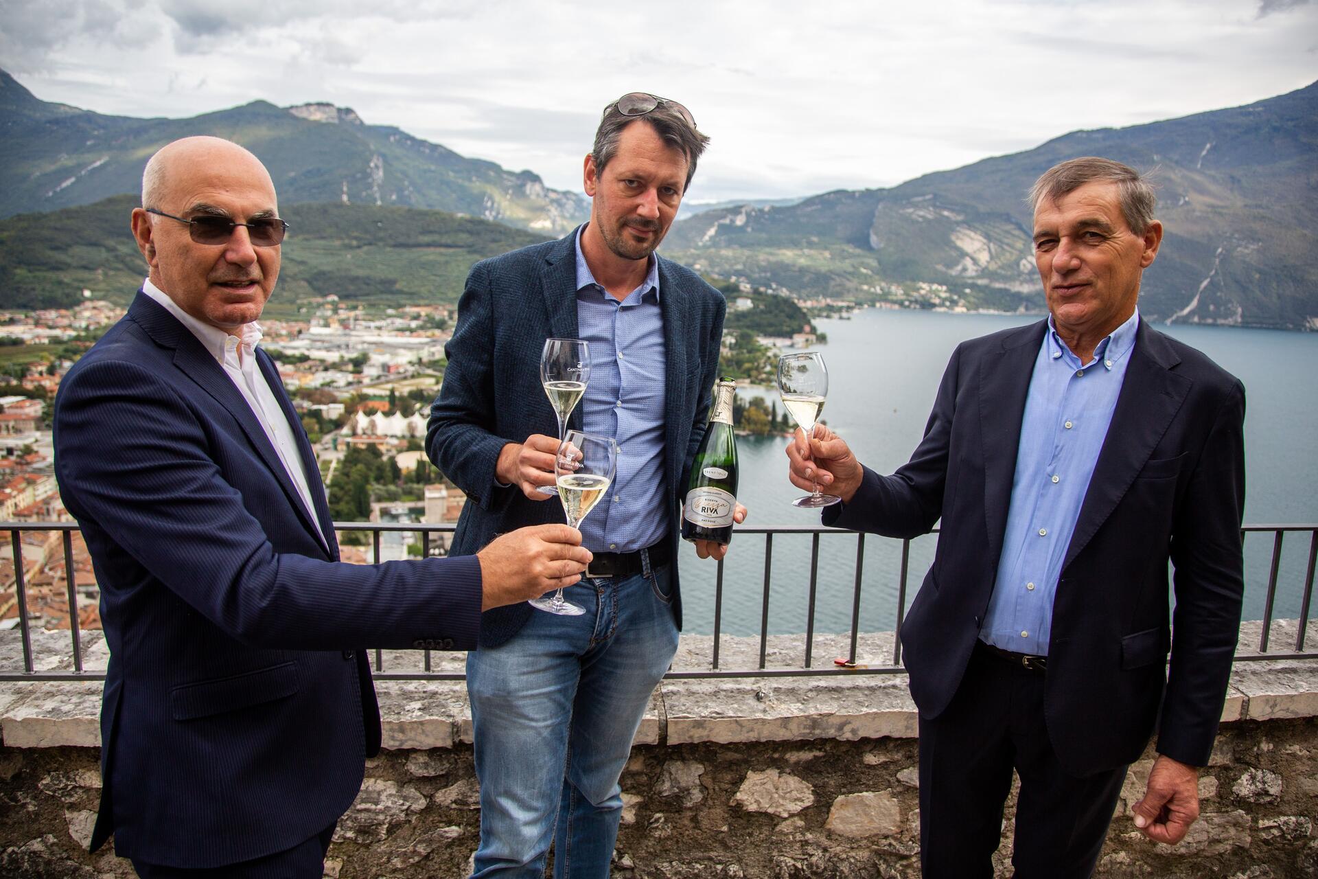 È arrivato il momento anche per lo Spumante Brezza Riva Riserva Metodo Classico Trentodoc 2016. Dopo tre anni di maturazione, a fine settembre Cantina Riva del Garda ha presentato alla stampa, ai soci e ai suoi clienti la sua punta di diamante. Nella cornice del Bastione sopra il porto di Riva - solo poche settimane dopo avere messo a dimora nelle profondità del Lago di Garda 1.216 bottiglie di quello che diventerà il Brezza Riva Riserva Blanc de Blancs BIO - Cantina Riva del Garda mette in commercio l’annata 2016. 