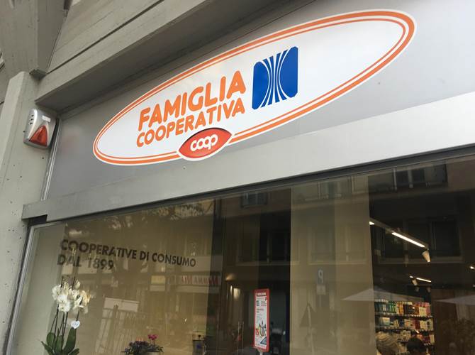 Due settimane di chiusura per una radicale ristrutturazione. Il negozio “storico” di Sait a Trento in via Grazioli – angolo via Brigata Acqui ha riaperto stamani. Più referenze e un percorso più intuitivo di acquisto.