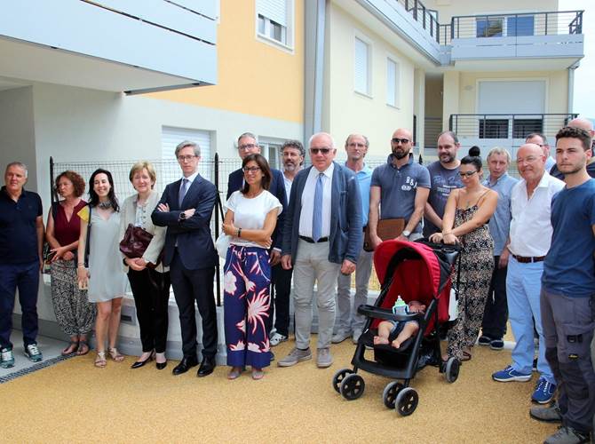Nuovo complesso di housing sociale a Mori Si è svolta questa mattina l’inaugurazione dei 19 alloggi a canone moderato della residenza “Borgo del Sole” alla periferia della borgata. La lottizzazione fa parte di un programma di iniziative immobiliari sostenute dalla Provincia di Trento e da Cassa depositi e prestiti per realizzare 500 alloggi sul territorio provinciale.