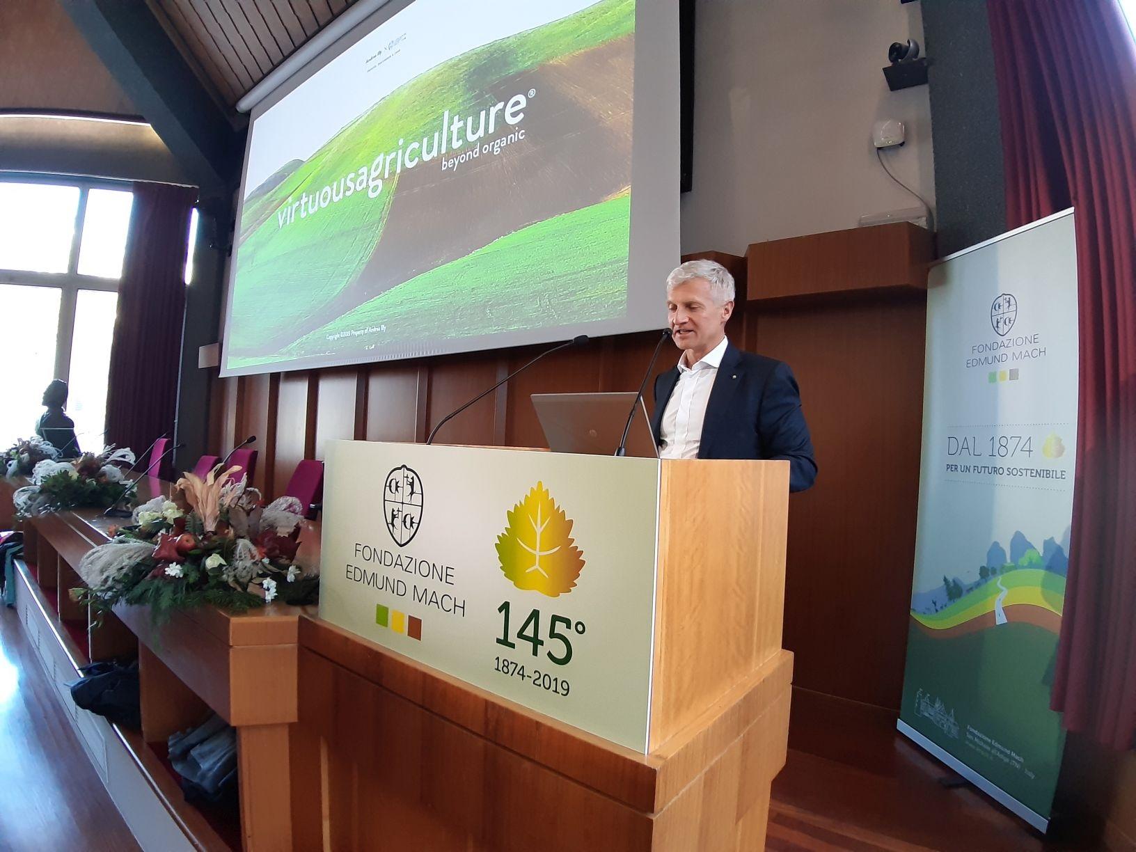 “Il riscaldamento globale è oggi la madre di tutte le cause, non solo per il suo impatto devastante ma anche perché presto diventerà irreversibile e autoalimentato. La decarbonizzazione è dunque oggi una priorità assoluta. L’agricoltura è responsabile del 25% delle emissioni di gas serra, a causa dell’esasperata ricerca della produttività tipica dell’agricoltura convenzionale. Un nuovo tipo di agricoltura, che chiamo rigenerativa, può invertire completamente il ciclo, che da vizioso può diventare virtuoso”. Parole dell’imprenditore Andrea Illy, presidente di illycaffè, che ha tenuto alla Fondazione Edmund Mach.