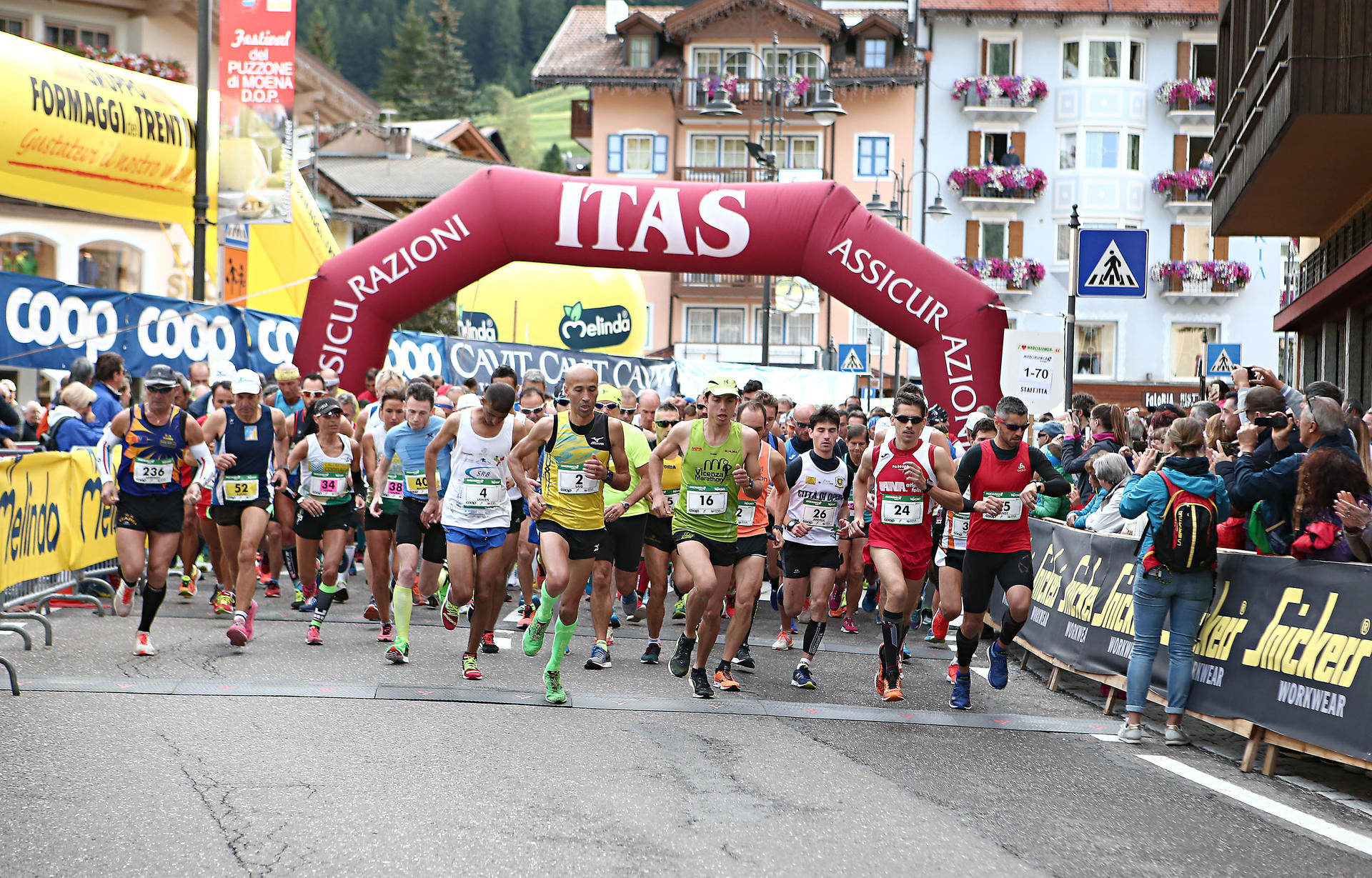 Al fornito parterre della Marcialonga Coop, domenica alle ore 9.30 in partenza da Moena (TN), si sono aggiunti anche gli atleti del progetto Run2gether Austria-Kenya, iniziativa nata per sostenere progetti sociali e migliorare lo stile di vita di giovani atleti provenienti da paesi disagiati.