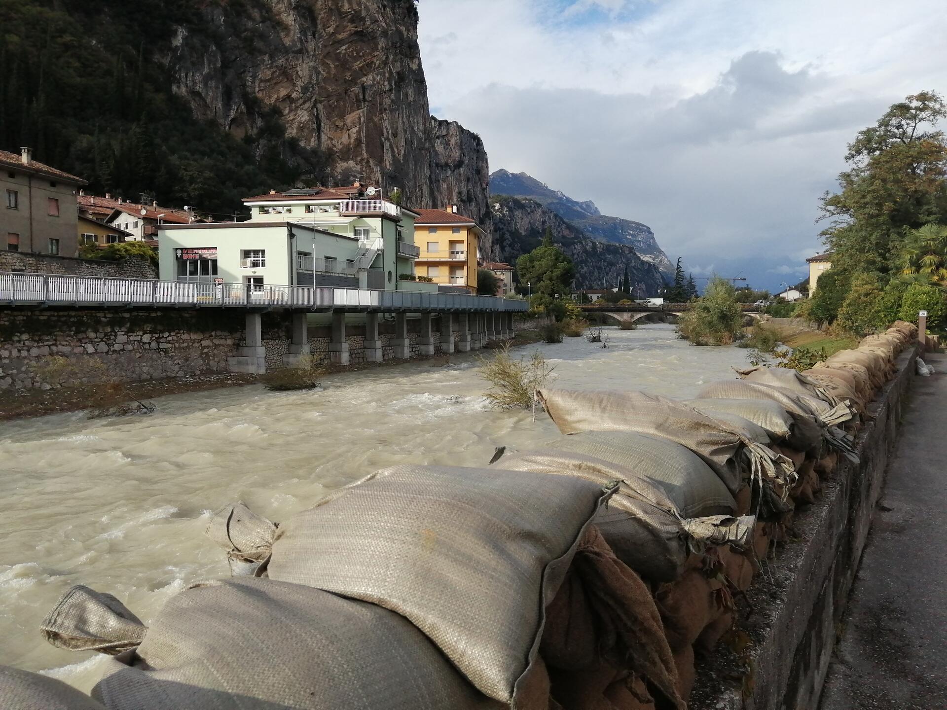 
Sono in arrivo i contributi per i soggetti privati danneggiati dall'ondata di maltempo del 2-4 ottobre che ha colpito i Comuni situati nei bacini del torrente Noce e del fiume Sarca. Lo ha stabilito oggi la Giunta provinciale, su indicazione del presidente Maurizio Fugatti, stabilendo indennizzi per la riparazione di danni causati ad abitazioni e loro pertinenze, ad e attività agricole e ad altre attività economiche sia aziendali che di lavoro autonomo.
Le domande vanno presentate dal 15 novembre 2020 al 15 gennaio 2021 e devono essere indirizzate al Servizio Prevenzione rischi e Centrale unica di Emergenza per le abitazioni, mentre al Servizio Agricoltura per le attività agricole. 