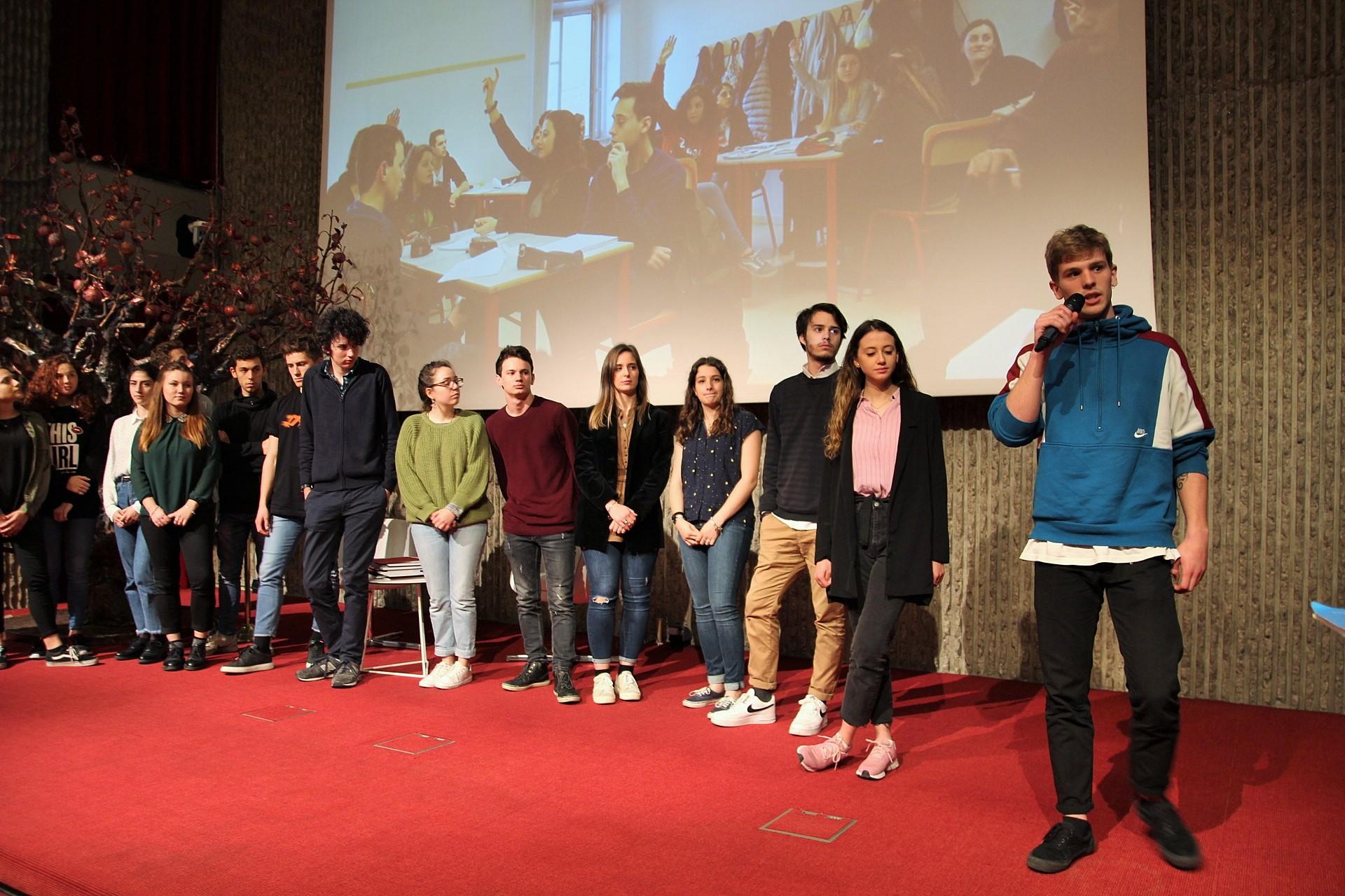 Sono 13 le classi degli istituti superiori della provincia di Trento che nell’ambito dei percorsi di alternanza scuola lavoro hanno sperimentato nell’ultimo triennio esperienze di Cfs. 250 gli studenti coinvolti. Stamani l’evento finale con la consegna degli attestati