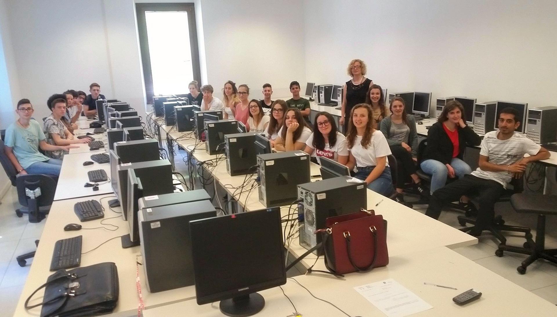 Al lavoro per realizzare la pubblicazione gli studenti della 3^B che hanno costituito in classe la cooperativa formativa scolastica “G.F.A. - Giacomo Floriani Annuario”. Il volume raccoglierà le foto delle classi, i resoconti delle gite, le interviste al vicesindaco di Riva e al sindaco di Nago Torbole ex allievi dell’Istituto.