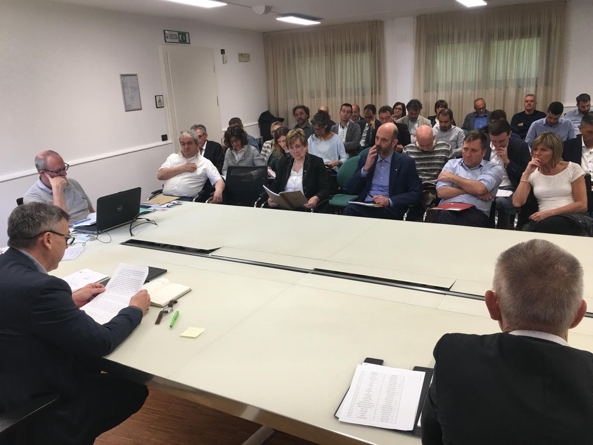 Oggi l’assemblea del Cla, il consorzio delle cooperative di lavoro e servizio. Rinnovato il cda e confermato alla guida il presidente Germano Preghenella.“La cooperazione rappresenta un presidio di legalità. Nonostante la bassa marginalità, le nostre cooperative continuano a difendere e rispettare le condizioni contrattuali. Ma servono regole più chiare e semplici, e vanno fatte rispettare da tutti”.Appello per il ricambio generazionale: “i giovani sanno intercettare meglio l’evoluzione del mercato e della società. Il Consorzio può selezionare i giovani talenti ed indirizzarli alle cooperative”.I numeri: il consorzio e le cooperative 44 imprese aderenti fatturano 300 milioni l’anno (12 in più del 2017), hanno un patrimonio di 160 milioni e circa 6mila dipendenti. Da solo il Consorzio ha fatturato nel 2018 60,1 milioni di euro, stabile sul 2017, e un utile di 521mila euro, con un patrimonio di 18,7 milioni.Tra gli interventi più rilevanti, l’appalto per la gestione del convitto studentesco a Bressanone e i servizi di front-office dell’Asl del Lazio.