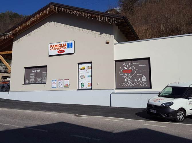 “Famiglia” nuova a Scancio di Segonzano  Inaugurato il punto vendita della cooperativa di consumo dopo aver ultimato i lavori di ammodernamento della struttura.