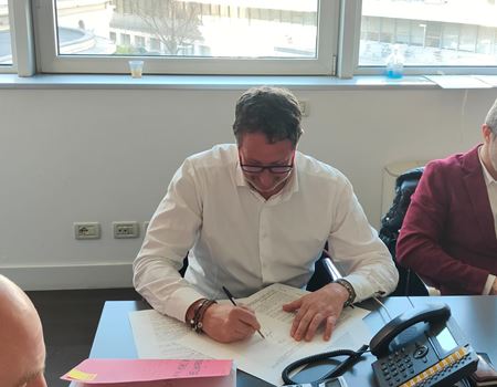 Il presidente della Cer del Sarca Mauro Chiodega firma l'atto costitutivo