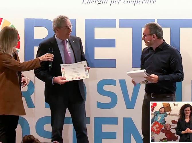 Franco Senesi, presidente Cassa Rurale Alta Valsugana, riceve il premio