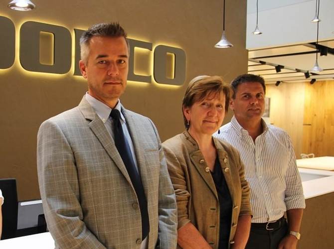 Il cda della Federazione alla nuova sede di Woodco La riunione del consiglio di amministrazione della Cooperazione Trentina ha offerto l’occasione alla presidente Marina Mattarei, ai vicepresidenti e ai consiglieri della Federazione di visitare e conoscere questa cooperativa la cui sede è stata interessata recentemente da un progetto di ammodernamento.