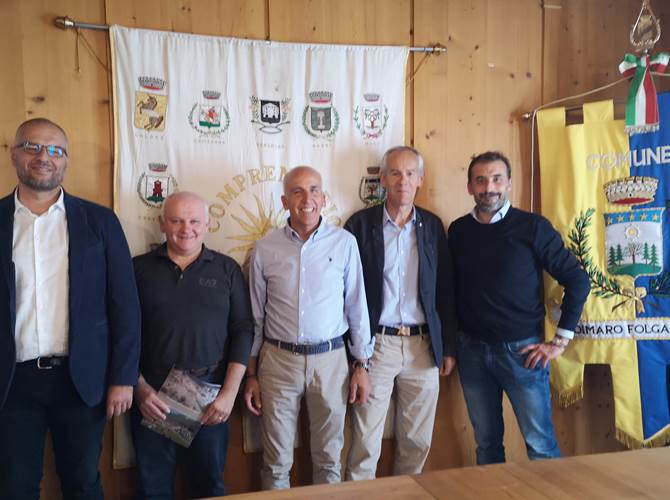 Famiglia Cooperativa di Malè e Sait a sostegno della ricostruzione post Vaia a Dimaro Consegnato questo pomeriggio a Dimaro il contributo di 15 mila euro che Famiglia Cooperativa di Malè e Sait hanno stanziato per sostenere i lavori di ricostruzione a Dimaro dopo l’alluvione dello scorso ottobre