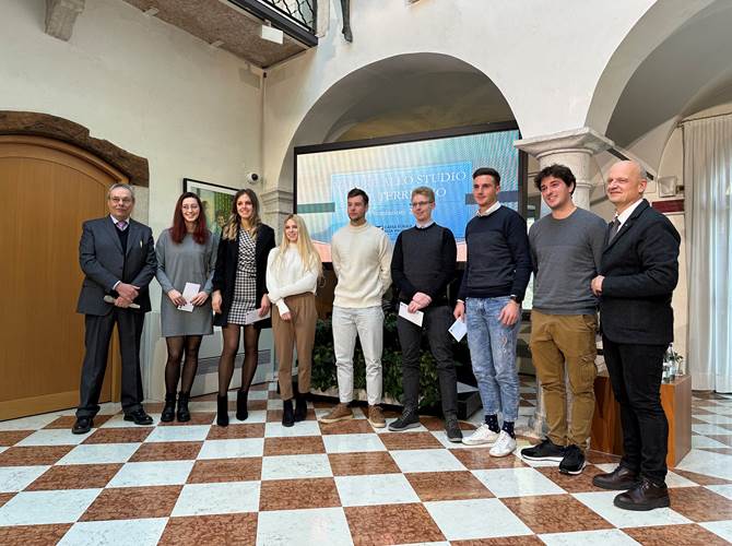 Il presidente Franco Senesi e il vicepresidente Giorgio Vergot con premiate e premiati