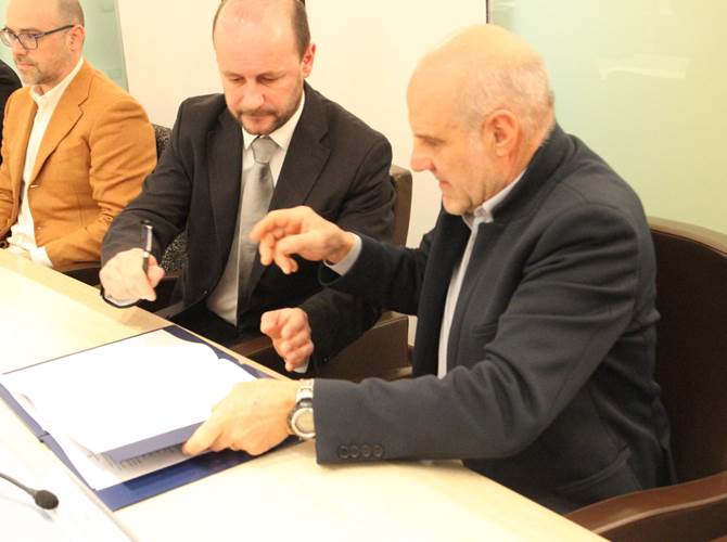 Cooperative e Comuni, accordo per nuovi servizi ai cittadini in aree decentrate Firmato stamani a Trento un protocollo di collaborazione tra Federazione e Consorzio comuni che definisce concretamente l’impegno congiunto a individuare servizi di qualità da decentrare sul territorio grazie alla rete di punti vendita delle Famiglie Cooperative.A breve le prime sperimentazioni nei Comuni di Borgo Chiese per il punto vendita di Brione e di Stenico per Sclemo.Paride Gianmoena: nuove opportunità per migliorare la qualità della vita degli abitanti nelle zone montane.Mauro Fezzi: è l’avvio di un ambizioso progetto di rilancio delle cooperative di consumo.