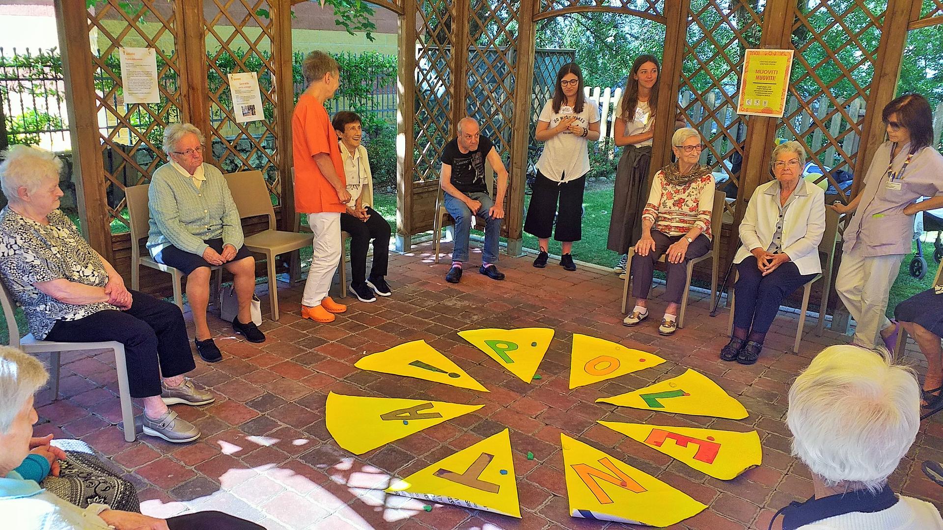 Le studentesse dell’Istituto Curie di Pergine hanno ricreato in classe il gioco della polenta, la corda, la mosca cieca, le bocce che hanno adattato alle capacità fisiche attuali degli anziani. Presentato stamani il lavoro all’interno dell’Alzheimer Fest di Povo: “Una valida psicomotricità rallenta l’invecchiamento”.