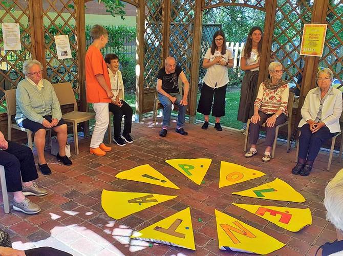 Riscoperti i giochi di una volta per gli ospiti della Casa di riposo Le studentesse dell’Istituto Curie di Pergine hanno ricreato in classe il gioco della polenta, la corda, la mosca cieca, le bocce che hanno adattato alle capacità fisiche attuali degli anziani. Presentato stamani il lavoro all’interno dell’Alzheimer Fest di Povo: “Una valida psicomotricità rallenta l’invecchiamento”.