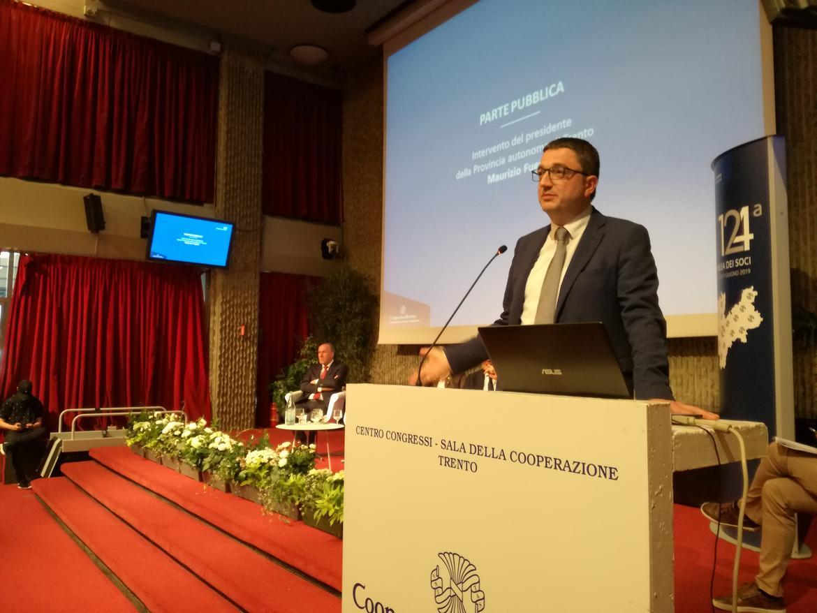 Fare gioco di squadra per il bene del Trentino. Questo il messaggio che il presidente della Provincia, Maurizio Fugatti ed il vicepresidente, Mario Tonina, presenti in sala anche gli assessori Giulia Zanotelli e Stefania Segnana, hanno lanciato oggi al’assemblea della Federazione Trentina della Cooperazione.