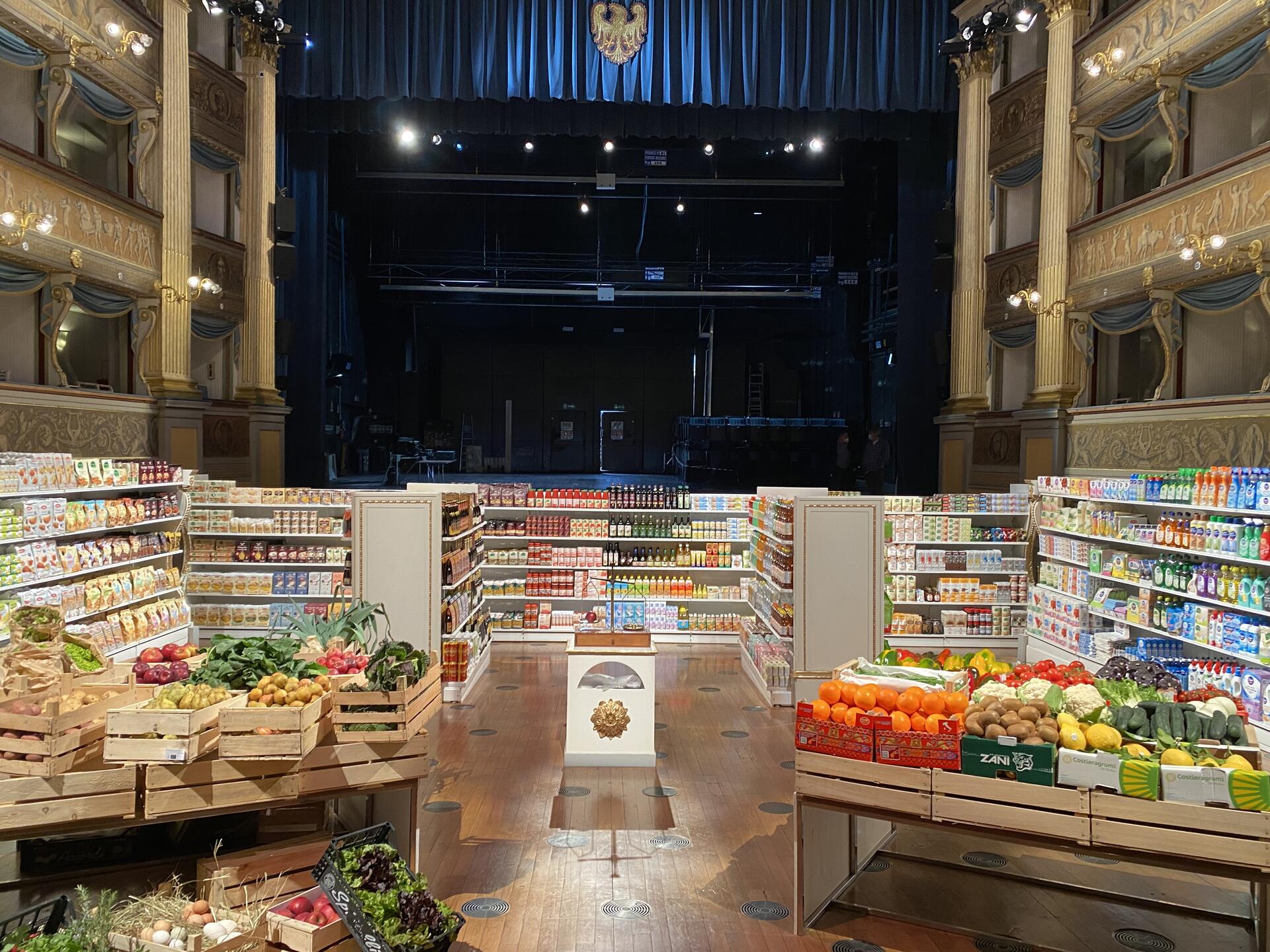 Il Teatro Sociale di Trento ospita l’installazione dell’artista Anna Scalfi Eghenter, che apre un supermercato dentro il teatro. Iniziativa resa possibile anche dal sostegno del consorzio Sait e della cooperazione di consumo.Dalpalù: la cultura è incontro, condivisione. Vogliamo dare un messaggio di speranza affinché i teatri tornino ad essere luoghi di relazione, come lo sono stati in questi mesi i supermercati.