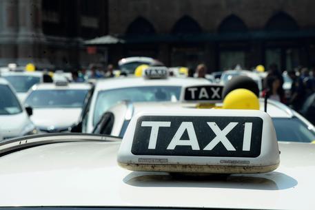 Il 18 novembre 2019 è stata sottoscritta tra il Comune e la Cooperativa di servizio Taxi Trento la convenzione che istituiva in via sperimentale fino al 31 dicembre 2020, il servizio denominato Taxi Rosa, dove il Comune di Trento si impegnava a distribuire alle donne richiedenti, a prescindere dalla residenza, buoni sconto dell’importo nominale di 5 euro cadauno, in carnet di cinque buoni/anno, da utilizzare personalmente (sole o accompagnate solo da altre donne o minori) per gli spostamenti in taxi nelle fasce orarie notturne dalle ore 22 alle ore 6 e la Cooperativa si impegnava a ritirare i buoni presentati dalle clienti, chiedendo il rimborso degli stessi all’Amministrazione.