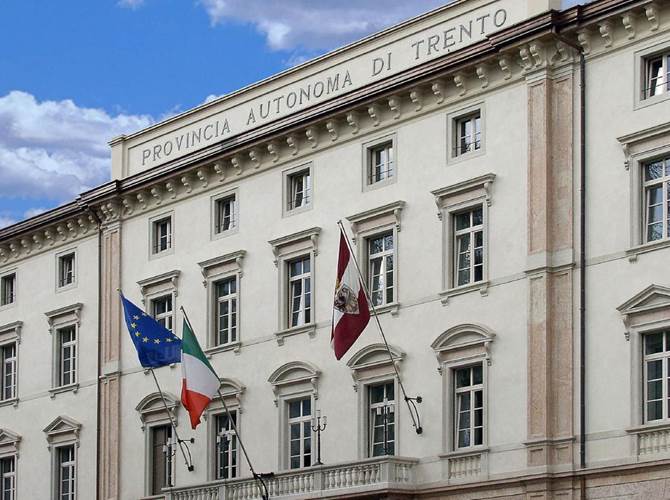 Manovra da 500 milioni di euro per far ripartire il Trentino Una manovra che mette in moto risorse della Provincia autonoma per oltre 230 milioni di euro e si prepara a destinarne all’economia altri 280 in arrivo dai provvedimenti nazionali. Si tratta del disegno di legge 96 che ha iniziato il proprio iter in Consiglio provinciale con la relazione dell’assessore allo sviluppo economico, ricerca e lavoro, Achille Spinelli, chiamato a sostituire il presidente della Provincia autonoma, Maurizio Fugatti, occupato in un altro impegno istituzionale.