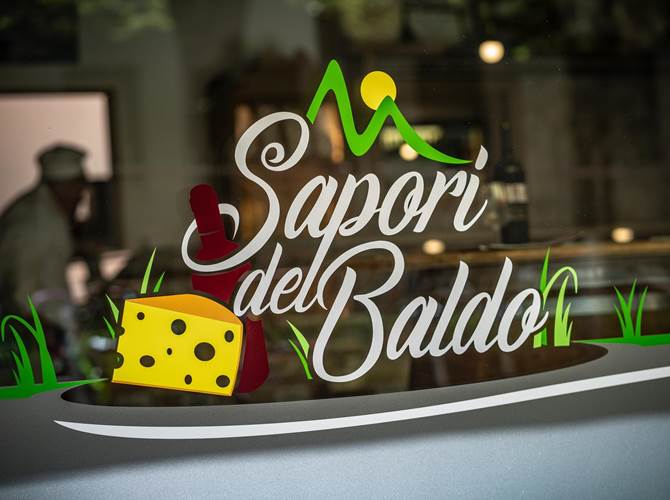 “Sapori del Baldo” a Malcesine. Sabato mattina il taglio del nastro Evento inaugurale per il punto vendita Sapori del Baldo che apre le sue porte alla comunità di Malcesine e ai molti turisti, italiani e stranieri, che scelgono questo territorio per trascorrere le proprie vacanze.
