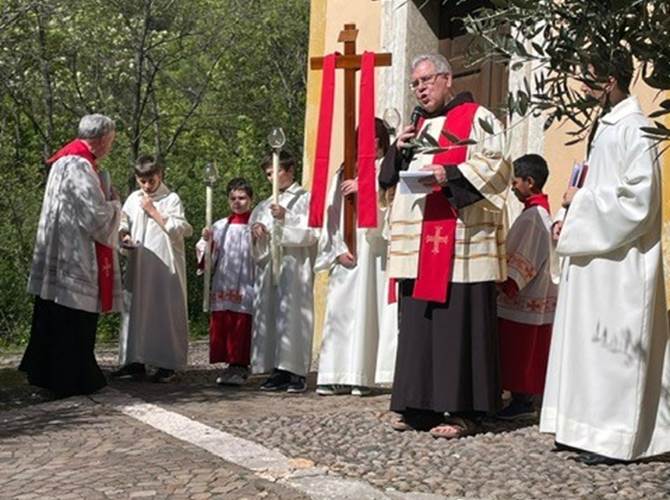 La benedizione di Padre Patton
