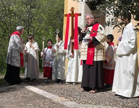Padre Patton durante la benedizione
