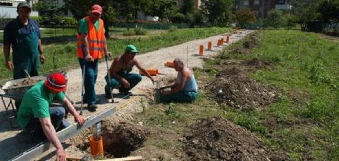 Novità in arrivo sul fronte dell'accesso al Progettone. La prima riguarda la modifica dei criteri di accesso, in particolare per le lavoratrici con figli ed i lavoratori e le lavoratrici che, licenziati dopo il febbraio 2012, senza avere i requisiti necessari per l'accesso al sistema, li avevano maturati con almeno un successivo contratto a termine di durata di almeno 6 mesi. Con la decisione assunta oggi si è deciso innanzitutto di ampliare la possibilità di accesso a coloro che hanno maturato i 6 mesi previsti anche sommando più contratti a termine, di durata più breve.