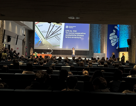 soci e socie delle cfs affollano la sala inCooperazione