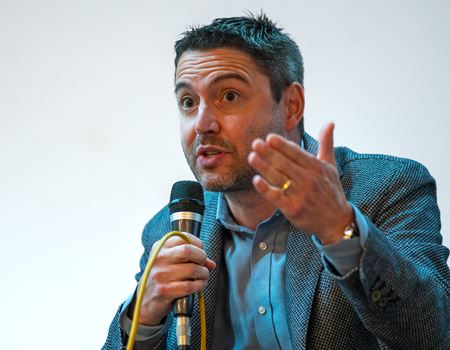 L'incontro al teatro parrocchiale di Fiavé (Foto di Luca Chisté, concesse da ilT quotidiano)