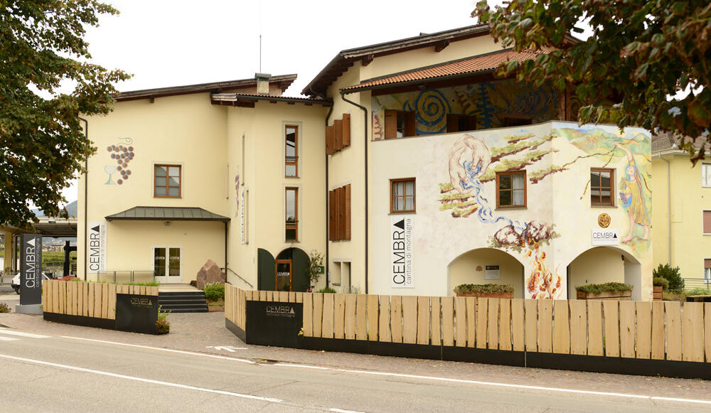 Perseguire la qualità in vigna e in cantina, valorizzando al tempo stesso l’integrità e l’autenticità del territorio: questa è la missione di Cembra Cantina di Montagna, un percorso iniziato sin dalla sua fondazione nel 1952 e che oggi vuole raggiungere nuovi apici. Da questa importante premessa è nato un tavolo di lavoro che si pone come momento di confronto tra lo staff tecnico e manageriale della cantina e autorevoli esperti del settore vinicolo: Carlo Ferrini e Daniele Cernilli. L’obiettivo è elevare la cantina a nuovi orizzonti e trasformare la Val di Cembra in una destinazione-gioiello per l’intero Trentino.