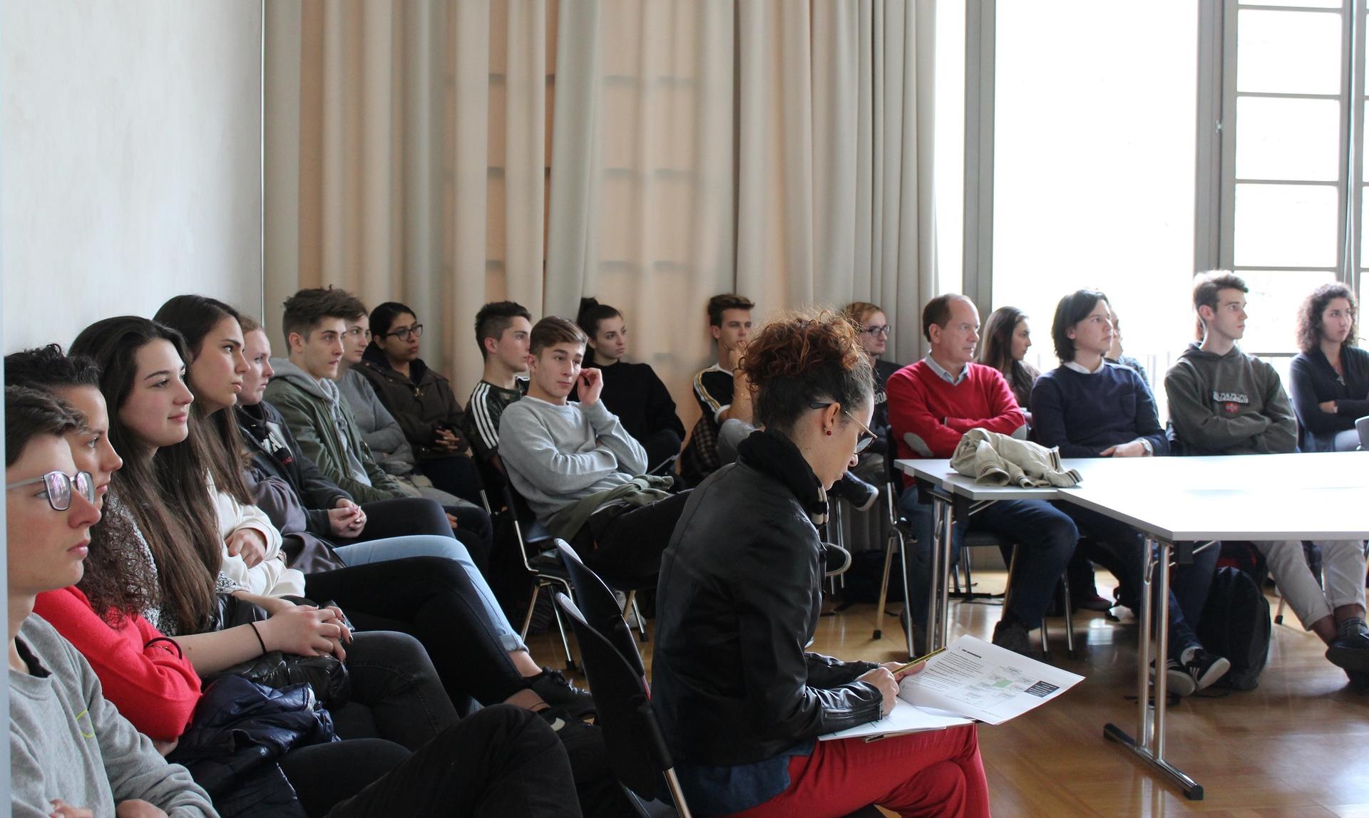 Genitori e insegnanti, sono tra i principali protagonisti di EDUCA come risulta dall’indagine sul pubblico del festival realizzata dall’Istituto Fontana di Rovereto con la supervisione scientifica dell’Università di Trento e presentata questa mattina dagli stessi studenti che l’hanno realizzata. E alle relazioni tra famiglie e scuole sarà dedicata la decima edizione del festival che si terrà a primavera il prossimo anno. Il Comitato promotore e il Board scientifico di EDUCA sono già al lavoro per la costruzione del programma che sarà arricchito come ogni anno anche dalle proposte delle agenzie educative e degli enti culturali che parteciperanno entro il 30 novembre alla selezione della Call for proposal.