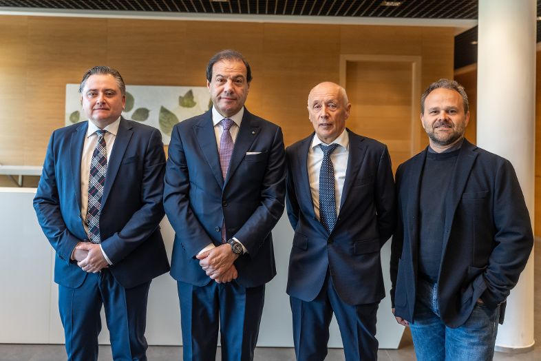 Nella foto da sx:
Michele Plancher, Sant'Orsola, responsabile area finanziaria
Maurizio Leo vice Ministro con delega al fisco
Silvio Bertoldi, presidente cooperativa Sant'Orsola
Matteo Bortolini, direttore cooperativa Sant'Orsola