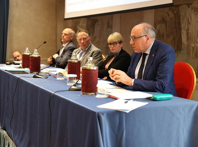 L'ìntervento dell'assessore Mario Tonina durante il convegno (Foto: Ufficio Stampa Pat)