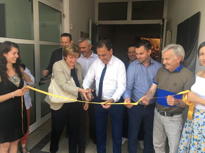 Cantina sociale di Roveré della Luna Aichholz, inaugurato il nuovo spazio espositivo Un intero finesettimana dedicato agli eventi per celebrare il centenario della cantina. Concerti, gastronomia con lo chef Rubio, iniziative.Stamani è stato inaugurato lo spazio espositivo che ripercorre le tappe più importanti, con documenti inediti, della cantina e del suo rapporto con la comunità di Roveré della Luna