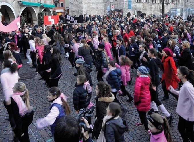 Giovedì 14 febbraio, alle 17.30, appuntamento in piazza Duomo a Trento per unirsi al flash mob V-Day One Billion Rising e ballare Break the chain. L'iniziativa, giunta alla settima edizione, è un modo per dire basta alla violenza maschile contro donne e bambine