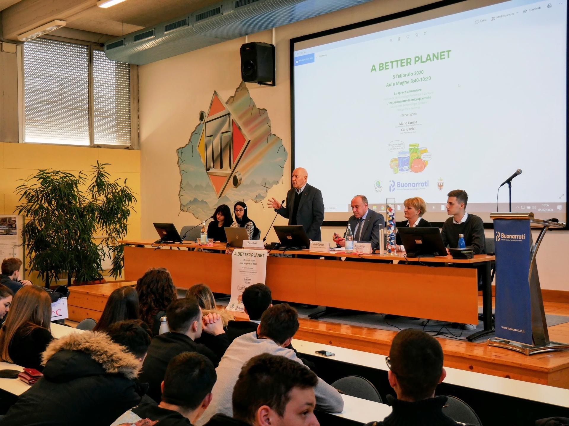 &quot;Su temi così importanti per il nostro futuro è giusto che chi oggi ha una responsabilità politica debba essere capace di ascoltare e di tradurre in proposta le sollecitazioni che provengono dai giovani”. Così il vicepresidente della Provincia, intervenuto oggi presso l’Istituto Buonarroti di Trento, alla 7^ giornata nazionale di prevenzione dello spreco alimentare. L'iniziativa è stata organizzata dall'Istituto su proposta dell’associazione ASSFRON, nata per dare un contributo teso a far crescere fra insegnanti e studenti la cultura e la sensibilità sulle tematiche della solidarietà, della pace, dei diritti, dell'ambiente e della biodiversità.