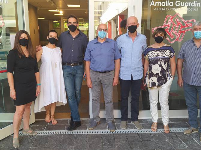 Assemblea inconsueta per i 40 anni dell'Amalia Guardini I soci, che sono 247, non hanno potuto partecipare personalmente per effetto delle norme che vietano gli assembramenti. Come stabilito dal decreto “Cura Italia”, molti - 87 per la precisione - si sono avvalsi della possibilità di delegare il rappresentante designato, individuato dal cda nella persona del commercialista Andrea Bettini, socio della cooperativa. “Ci auguriamo possa restare una eccezione”, ha detto il presidente Guido Ghersini, che conta di poter proporre ai soci un momento collettivo in autunno.