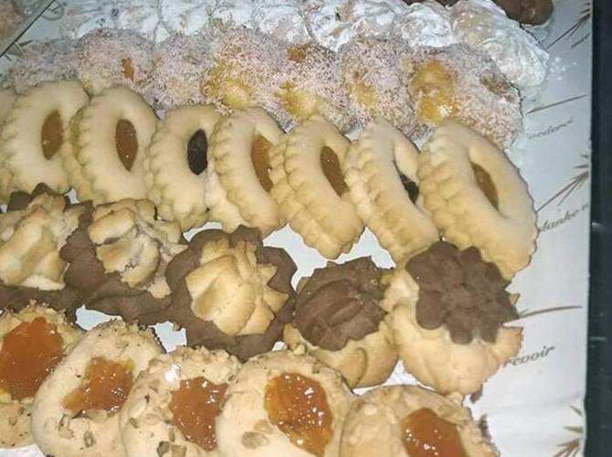 La coop sociale Relè confeziona biscotti natalizi La cuoca Hajiba è all'opera per preparare ottimi biscotti artigianali per uno sfizioso pensiero natalizio personalizzato.