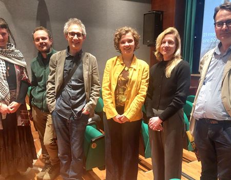 Il presidente Stefano Modena (primo da destra) ai curatori del docufilm