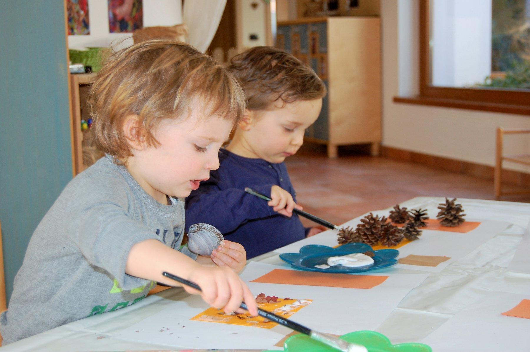 Le presidenti delle tre cooperative sociali che gestiscono oltre 80 nidi d’infanzia comunali sul territorio trentino offrendo servizi educativi e di cura ad oltre 2000 famiglie e lavoro a circa 800 operatrici, hanno scritto un accorato appello a mantenere i bambini al centro dell’attenzione nell’elaborazione della Fase 2, per non continuare a ledere la soddisfazione dei bisogni essenziali ed esistenziali dei più piccoli.  