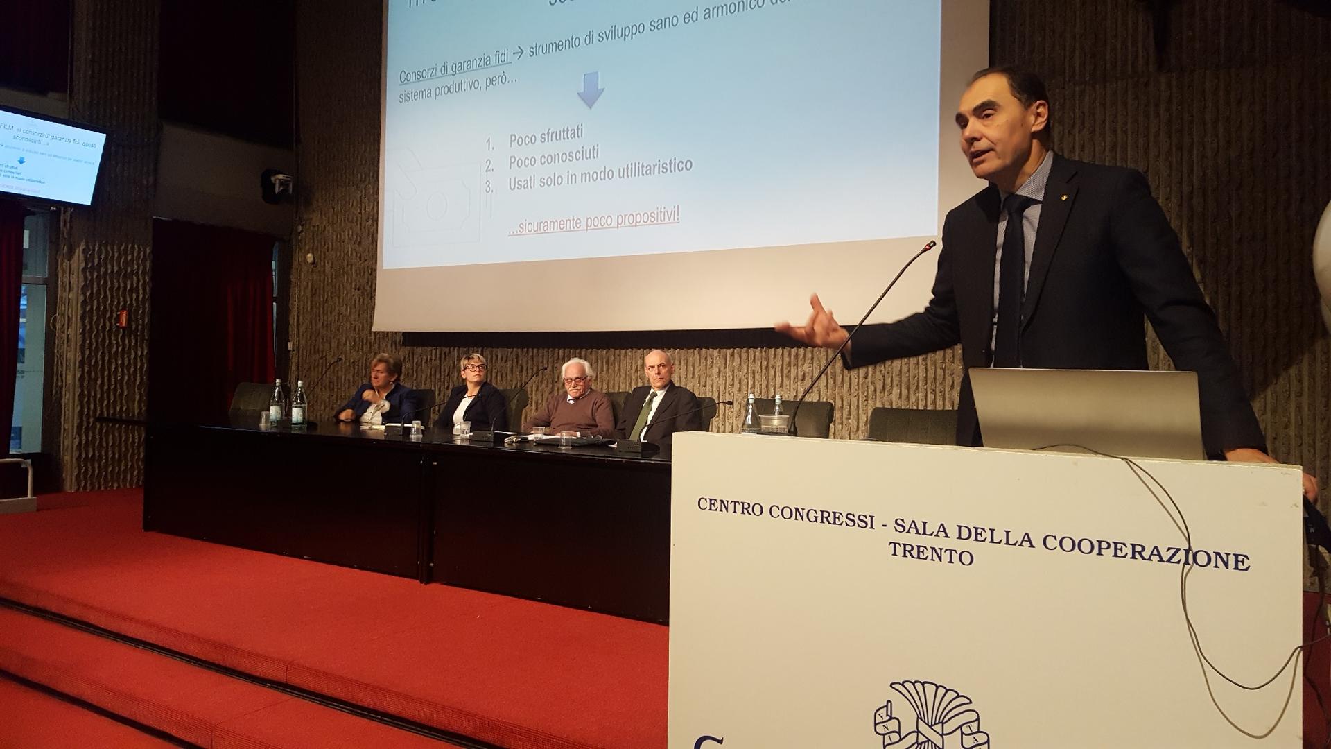 I contenuti sono stati presentati durante l’incontro ospitato alla Sala della Cooperazione.Mattarei: questo è un modello da difendere e valorizzare. Le Casse Rurali ossatura dello sviluppo delle nostre comunità.Michele Sartori (Cooperfidi): accordo importante perché attiva strumenti e risorse di sistema a vantaggio di tutto il settore agricolo. 