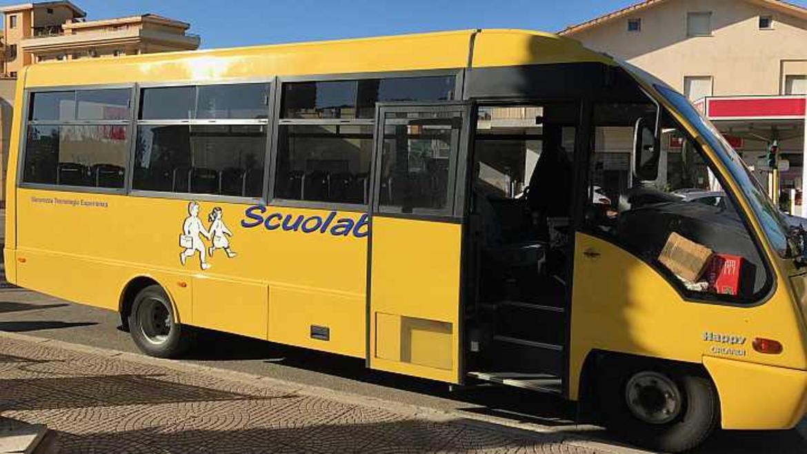 L'esperienza trentina nella gestione del trasporto scolastico, dalle scuole dell'infanzia fino alla scuola primaria di secondo grado, diventa un modello per l'Italia. L'UNI-Ente Italiano di Normazione ha deciso infatti di partire dal Trentino, unico territorio che, in virtù dell'Autonomia speciale, gestisce il servizio su base locale, per dare il via ad un percorso che porterà alla creazione di vere e proprie norme di riferimento nazionali relative al trasporto scolastico. E' stata avviata una fase di confronto a cui seguirà una consultazione pubblica con la partecipazione di tutti gli attori del settore, che potranno offrire il loro qualificato contributo.