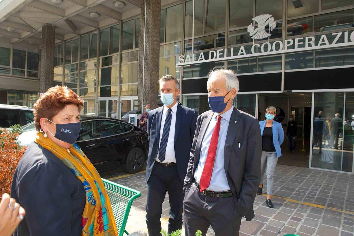 La ministra alle politiche agricole Teresa Bellanova ha incontrato in Federazione il mondo agricolo cooperativo ed il coordinamento imprenditori.Le sfide dell’agricoltura: produrre cibo e recuperare il territorio. Il valore del made in Italy.La ministra: “l’agricoltura che stiamo costruendo non è quella del ritorno alla zappa, ma una opportunità imprenditoriale che ha bisogno di competenze e che può dare reddito.Il contratto di rete realizzato in Trentino è una buona pratica che occorre diffondere sul territorio nazionale”.