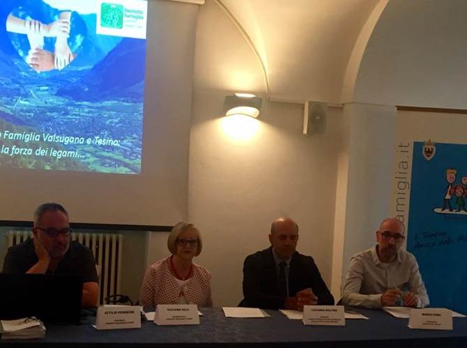 Il nido di Cinte Tesino: primo esempio in Trentino di alleanza pubblico-privato E' stato presentato un modello pionieristico nel panorama dei servizi di conciliazione 0-3 anni. Il Protocollo d’intesa firmato da Comunità di valle, Cooperativa AM.IC.A e quatto Comuni - Castello Tesino, Bieno, Cinte Tesino, Pieve Tesino - prevede una co-partecipazione economica delle amministrazioni al nido "La Girandola" gestito dalla Cooperativa AM.IC.A con sede a Cinte Tesino, che serve le famiglie residenti nei comuni limitrofi. L’obiettivo è garantire l’apertura del servizio in periodi caratterizzati da “picchi negativi” di frequenza, legati ad esempio ad un basso tasso di natalità. Si tratta di un modello sperimentale in quanto è il primo intervento di questo genere a sostegno economico di un nido non comunale.