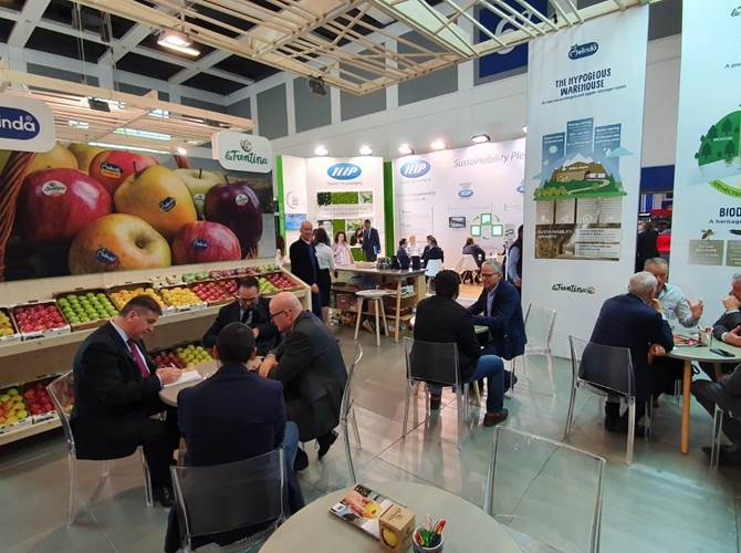 Melinda e La Trentina di nuovo insieme a Fruit Logistica 2020 Si è aperto ieri il sipario di Fruit Logistica, palcoscenico mondiale per il commercio ortofrutticolo, tra i principali saloni europei di settore. Un appuntamento imperdibile per Melindache partecipa alla rassegna tedesca insieme a La Trentina, in uno stand unico (Hall 6.2 B-02) pronto a dare visibilità ad entrambi i marchi delle aziende, che collaborano ormai da due anni nella Aop Apot.
