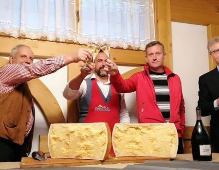 Brindisi dopo il taglio della forma