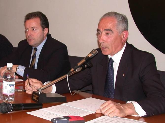 A Isera la “Famiglia” ha ringraziato il presidente Bruno Spagnolli  Trentacinque anni, da consigliere a presidente, hanno caratterizzato l’impegno di Bruno Spagnolli alla Famiglia Cooperativa di Isera. Il congedo nel corso dell’assemblea dei soci di alcuni giorni fa.