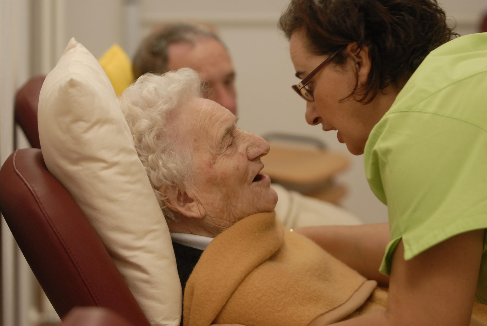 Su proposta dell'assessore allo sviluppo economico e lavoro Achille Spinelli, il progetto &quot;OccupAzione – Opportunità lavorative per persone con disabilità&quot; ha l'obiettivo di creare opportunità occupazionali per persone disabili nel settore dei servizi alla persona - in particolare per quanto riguarda l'assistenza agli anziani - in diversi Enti (Comuni, Consorzi di Comuni, Comunità di Valle e APSP) a copertura del periodo in cui l’intervento 19 - già mirato su questa tipologia di beneficiari - non è operativo. 