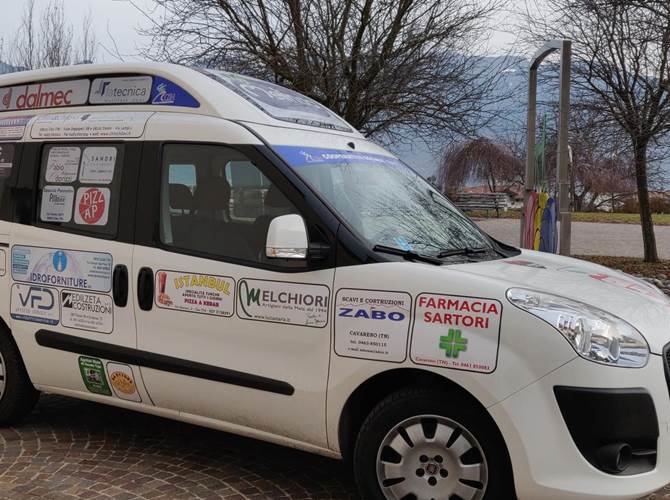 Mobilità gratuita: consegnato a Gsh il mezzo attrezzato per il trasporto disabili Cerimonia di consegna del mezzo FIAT Doblò, attrezzato per il trasporto di persone diversamente abili, alla cooperativa sociale GSH