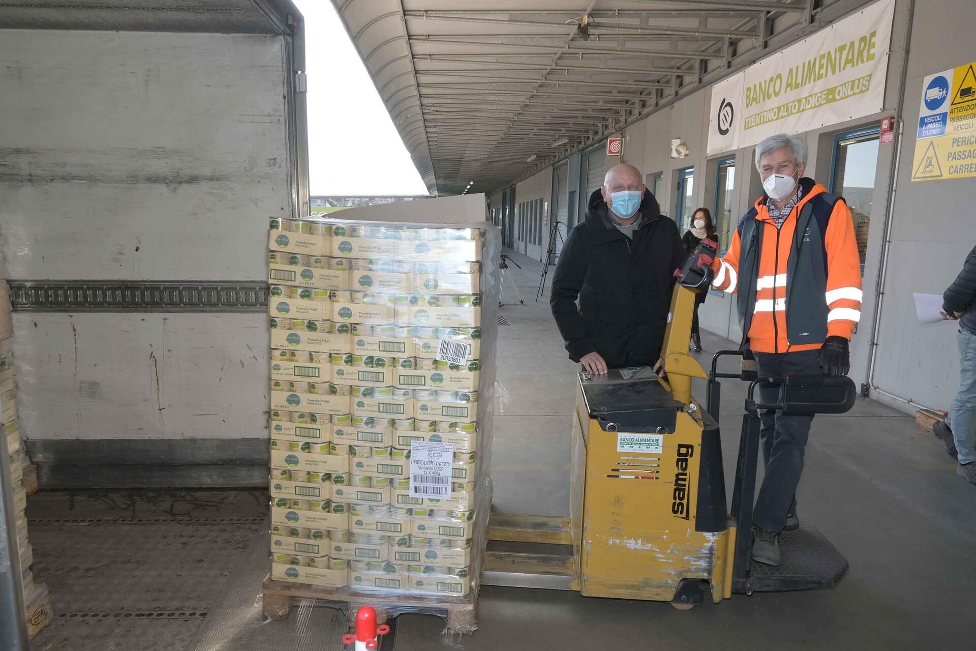 Sono stati consegnati al Banco Alimentare del Trentino Alto Adige (sede di Trento) i primi tre autotreni di prodotti alimentari Coop.